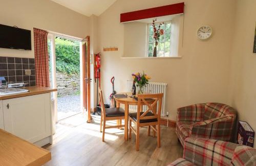 Penny Bridge House | Pet-Friendly Abbots Reading Suite for Your Next Getaway