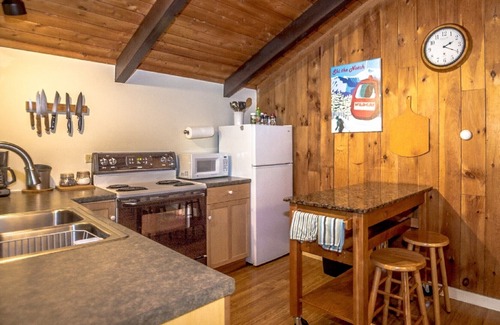 Intervale Ski Chalet | Idyllic Chalet Near Storyland with Lake View & Breakfast