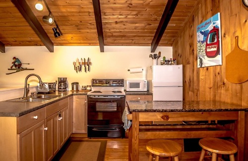 Intervale Ski Chalet | Idyllic Chalet Near Storyland with Lake View & Breakfast