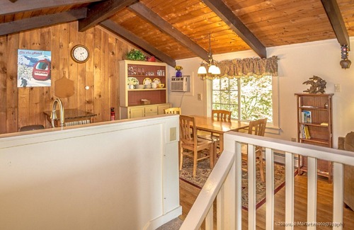 Intervale Ski Chalet | Idyllic Chalet Near Storyland with Lake View & Breakfast