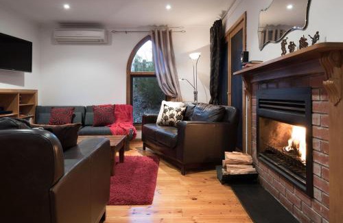 Hepburn House | Family-Friendly Abbotts Rest - 4-Star Guest Rated Retreat