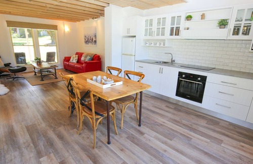 Wandiligong Cottage | Abby's Cottage - Bright