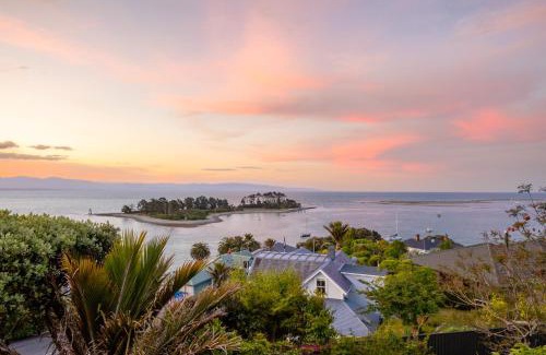 Britannia Heights Apartment | Abel Abode -Te Whare Rangi