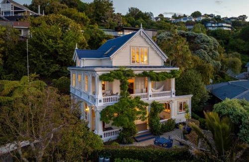 Britannia Heights Apartment | Abel Abode -Te Whare Rangi