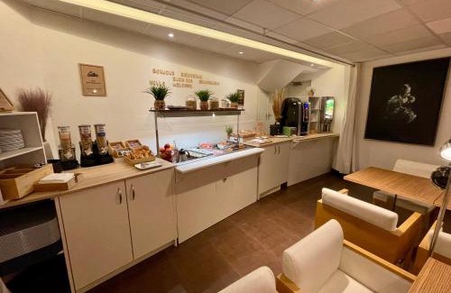 Brive-la-Gaillarde Hotel | Budget-Friendly Abelha Hôtel Le France with Family Amenities
