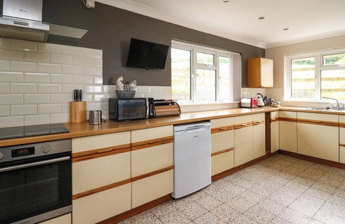 Lampeter Cottage | Experience Comfort at Aberdauddwr with Spa & Pet-Friendly Options