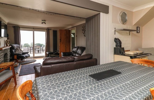 Lampeter Cottage | Experience Comfort at Aberdauddwr with Spa & Pet-Friendly Options