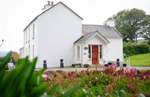 Hollywood Cottage | Relax at Abhainn Ri Cottages with Lake Views & Family Amenities