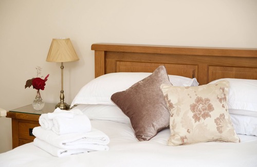 Hollywood Bed & Breakfast | Guest Rated 9.8: Abhainn Ri Farmhouse B&B with Breakfast
