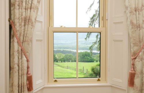 Hollywood Bed & Breakfast | Elegant Abhainn Ri Farmhouse: Guest Rated 9.6/10 with Dining
