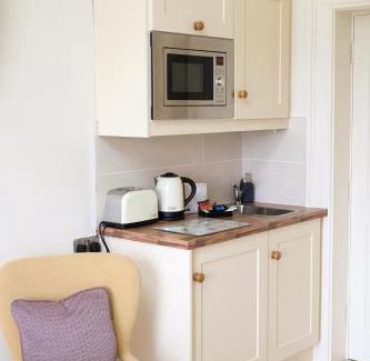 Hollywood Bed & Breakfast | Elegant Abhainn Ri Farmhouse: Guest Rated 9.6/10 with Dining