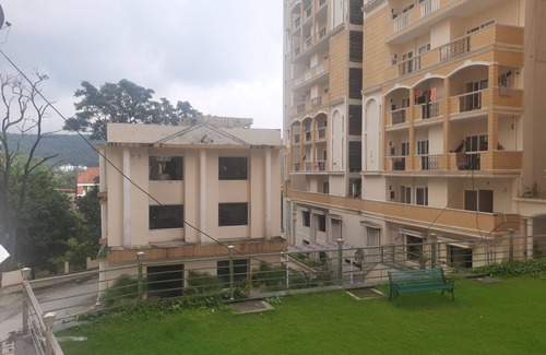 Bullawala Apartment | Discover Abhimaan Stays: Pet-Friendly with Pool Amenities