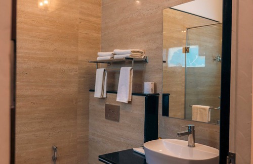 Sawai Madhopur Hotel | Explore Abhyaran Resort Ranthambore: Relax by the Pool