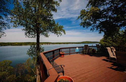 Ingles House | Discover Abigail's Lake View: Pet and Child Friendly Retreat