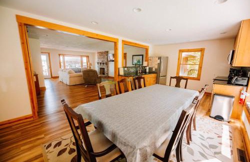 Ingles House | Discover Abigail's Lake View: Pet and Child Friendly Retreat