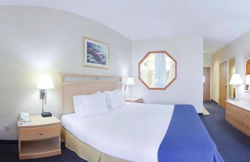 Abilene Hotel | Family-Friendly Holiday Inn Express Abilene with Pool & Spa
