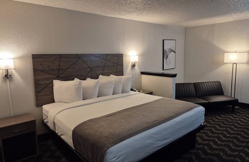 Abilene Hotel | Inviting Abilene Whitten Inn: Pool, Spa & Family Friendly