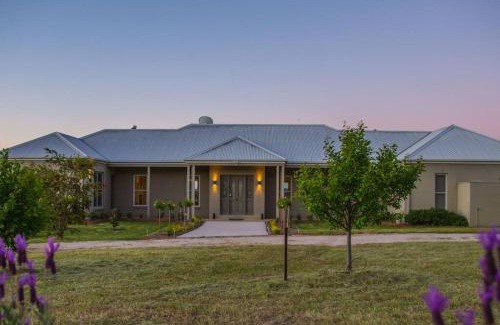 Erudgere House | Relaxing Abingdon House - Mudgee Retreat with Pool & Kids' Fun