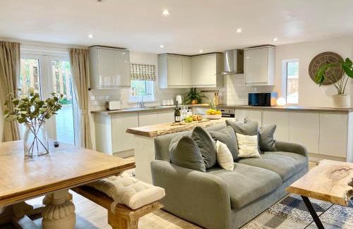Raymonds Hill House | Pet-Friendly Abode: 4-Star Comfort with a 9/10 Rating