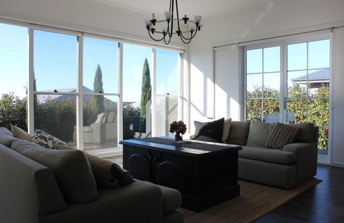 Renwick House | Scenic Abode with a View: Rated 9/10, Family-Friendly Stay