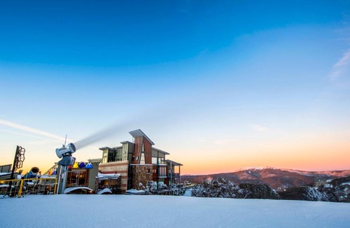 Mount Buller Hotel | Cozy Abom Hotel: Ideal for Family Getaways with Breakfast