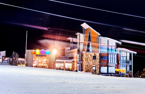 Mount Buller Hotel | Cozy Abom Hotel: Ideal for Family Getaways with Breakfast