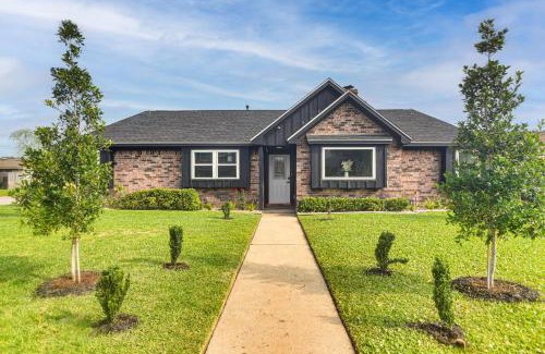 Galveston House | Ideal Galveston Group Getaway Just Steps from the Beach!