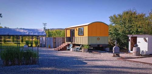 Alexandra Bed & Breakfast | Relax at About Thyme for Sleeps & Treats with Hot Tub Access