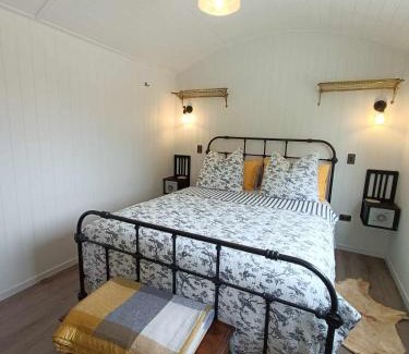 Alexandra Bed & Breakfast | Relax at About Thyme for Sleeps & Treats with Hot Tub Access
