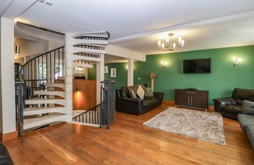 Parkend House | Delightful About Time Cottage: 4-Star Stay with Pool & Pets