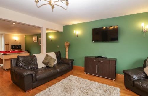 Parkend House | Delightful About Time Cottage: 4-Star Stay with Pool & Pets