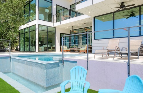 Peyton Brook At Rob Roy House | Discover Clifftop Retreat: Pet-Friendly with Plunge Pool