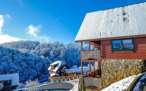 Sevierville Villa | Above it All: Guest Rated 9/10 with Pool & Hot Tub