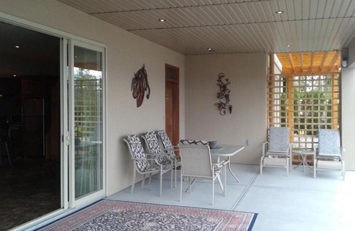 Okanagan-Similkameen Bed & Breakfast | Discover Above Naramata Bed & Breakfast: 4-Star Retreat