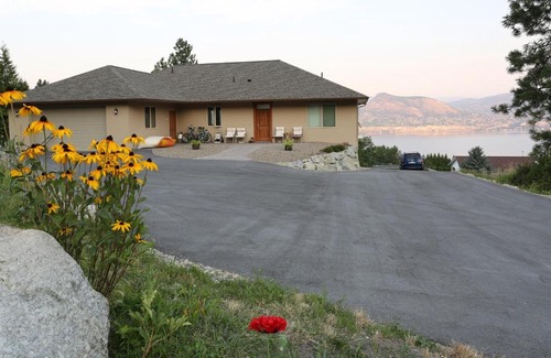 Okanagan-Similkameen Bed & Breakfast | Discover Above Naramata Bed & Breakfast: 4-Star Retreat