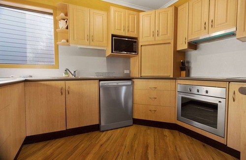 Paynesville House | Charming Holiday House Near Sunset Cove Beach with Breakfast