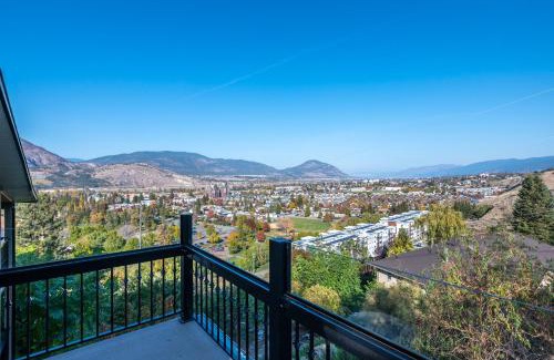 Okanagan-Similkameen Bed & Breakfast | Inviting Above the Beach Guest Suites with Kitchen & Breakfast
