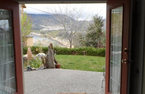 Okanagan-Similkameen Bed & Breakfast | Inviting Above the Beach Guest Suites with Kitchen & Breakfast