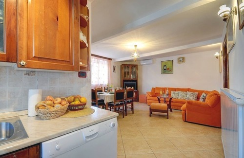 Kanfanar Apartment | Unwind in a Poolside Apartment Above the Limfjord