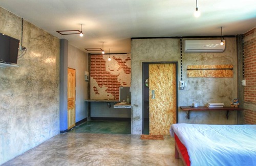 Mae Sariang House | Above the Sea Guesthouse: Family-Friendly with Pool Access