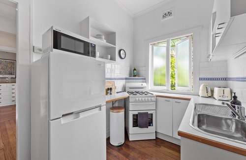 New Farm Apartment | Experience Comfort at Abracadabra! New Farm Retreat