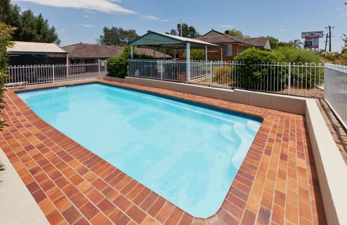 East Tamworth Hotel | Cozy Abraham Lincoln Motel with Pool and Family-Friendly Amenities