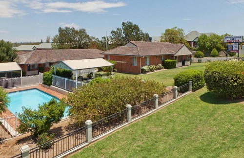 East Tamworth Hotel | Cozy Abraham Lincoln Motel with Pool and Family-Friendly Amenities
