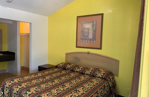South Arlington Apartment | Budget-Friendly Stay at Abram Inn - Arlington with Pets Welcome