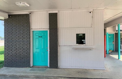 South Arlington Apartment | Budget-Friendly Stay at Abram Inn - Arlington with Pets Welcome