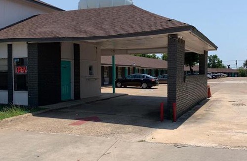 South Arlington Apartment | Budget-Friendly Stay at Abram Inn - Arlington with Pets Welcome