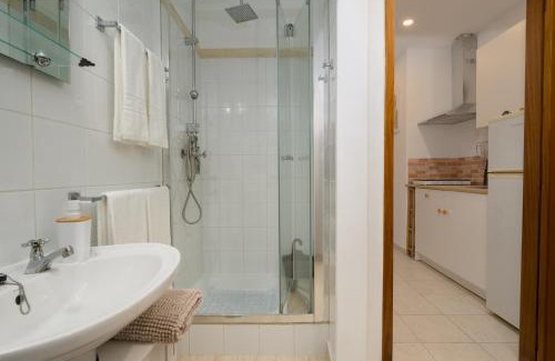 Nossa Senhora das Misericordias Apartment | Discover Family-Friendly Stays at Abrigo do Castelo - Chapim