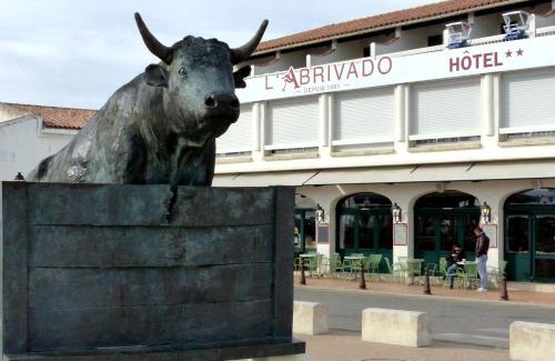 Saintes-Maries-de-la-Mer Hotel | Experience Oceanfront Bliss at Abrivado with Pet-Friendly Amenities