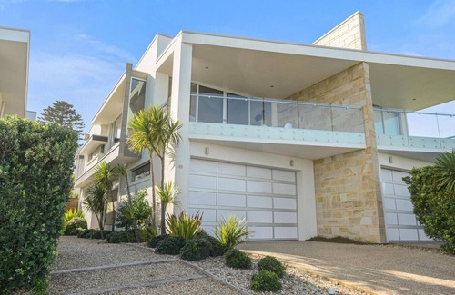 McCracken Apartment | Spectacular Views of Victor Harbor with Pool and Kitchen