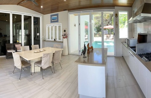Kewarra Beach Villa | Beachfront 2 Bedroom Holiday Home with Breakfast Included